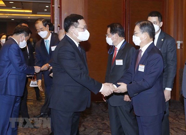 NA Chairman Vuong Dinh Hue meets with leaders of Korean groups