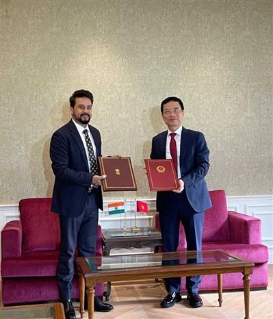 Vietnam, India sign letter of intent on digital communication cooperation hinh anh 2