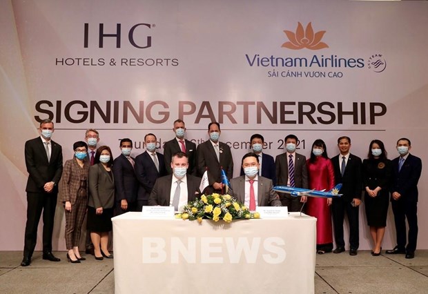 Vietnam Airlines signs cooperation deal with IHG Hotels & Resorts hinh anh 1