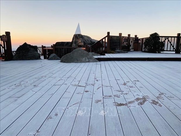 Fansipan mountain blanketed in snow as cold spell hits northern, central regions hinh anh 2