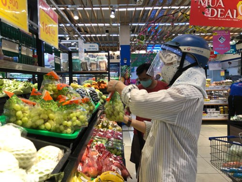 HCM City's success in containing COVID-19 helps manufacturing recover hinh anh 1