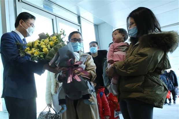 First repatriation flight from Ukraine lands in Hanoi hinh anh 2