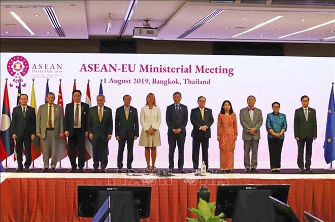Vietnam vows to work for expanded ties between ASEAN and partners