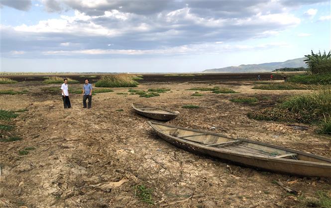 Tra O Lagoon in Phu My district, Binh Dinh province, with an area of more than 1,200 ha has dried up and thousands of local households around the lagoon face serious clean water shortage