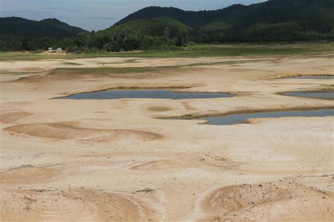 Irrigation lake Khe Xiem in Nghi Dong commune, Nghi Loc district, Nghe An province dries up during the drought (Photo: VNA)