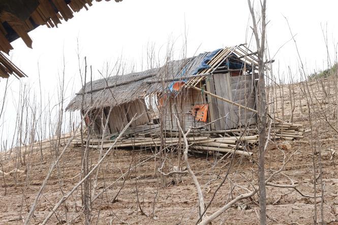 Ban Ve reservoir in Nghe An province becomes dry due to severe draught (Photo: VNA)