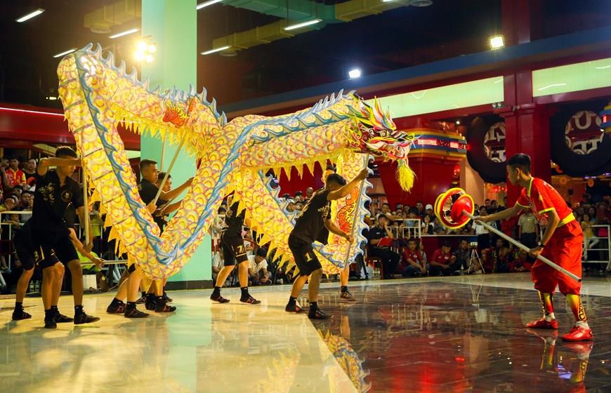 Dragon dance performance at International Lion, Dragon and Unicorn Dance Festival 2019 (Photo: VNA)