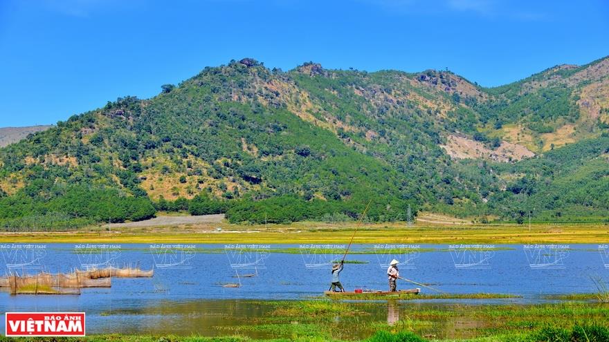 At the foot of the volcano, local fishermen carry on with their daily activities (Photo: VNA)