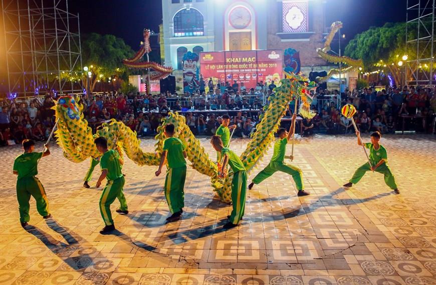 Dragon dance performance at International Lion, Dragon and Unicorn Dance Festival 2019  (Photo: VNA)