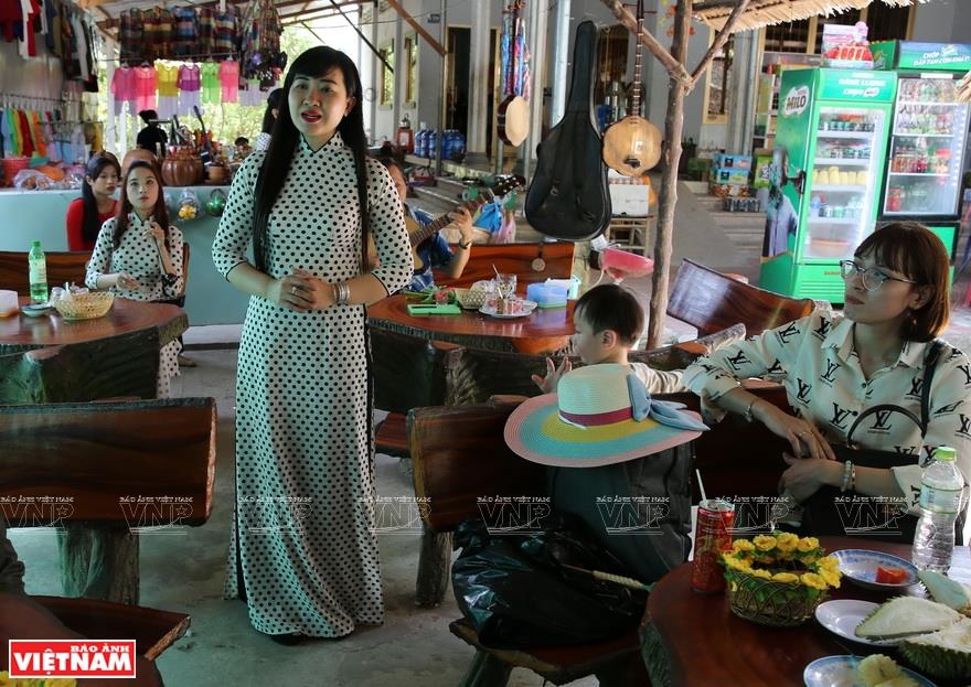 Visitors immerse in the Southern traditional folk songs while exploring the Thoi Son islet (Photo: VNA)