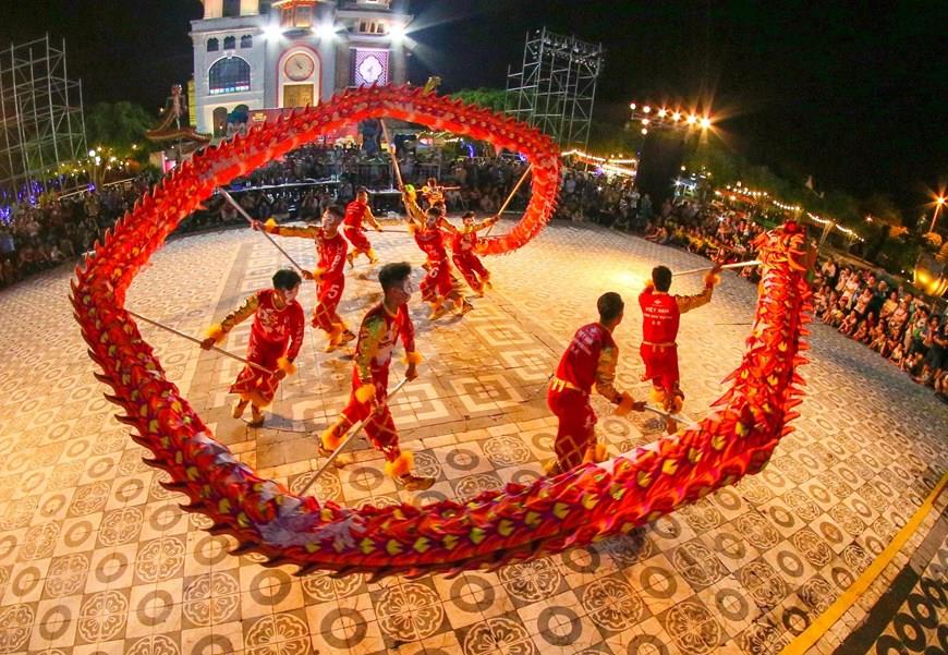 Dragon dance performance at International Lion, Dragon and Unicorn Dance Festival 2019  (Photo: VNA)