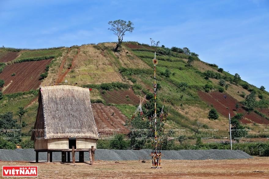 xCommunal house, a place for local people to gather at the foot of the Chu Dang Ya volcano (Photo: VNA)