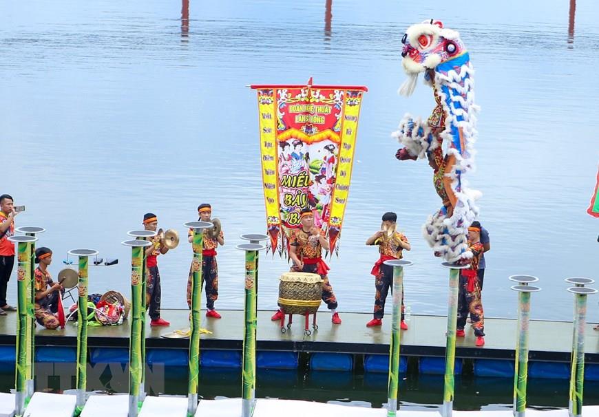 Lion dance performance on a large-scale water stage at International Lion, Dragon and Unicorn Dance Festival 2019  (Photo: VNA)