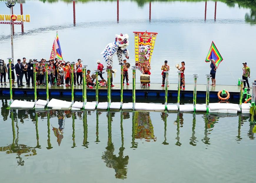 Lion dance performance on a large-scale water stage at International Lion, Dragon and Unicorn Dance Festival 2019 (Photo: VNA)