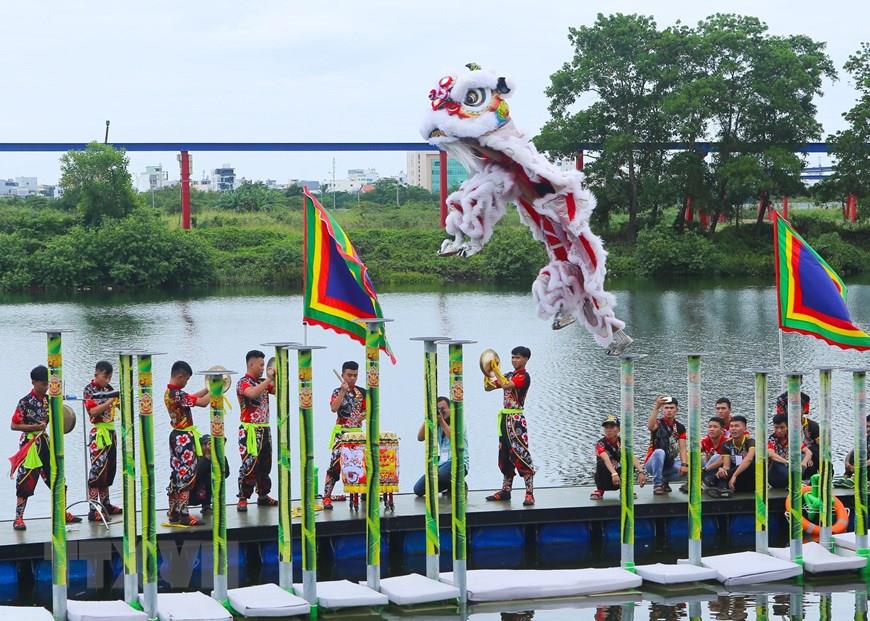 Lion dance performance on a large-scale water stage at International Lion, Dragon and Unicorn Dance Festival 2019 (Photo: VNA)