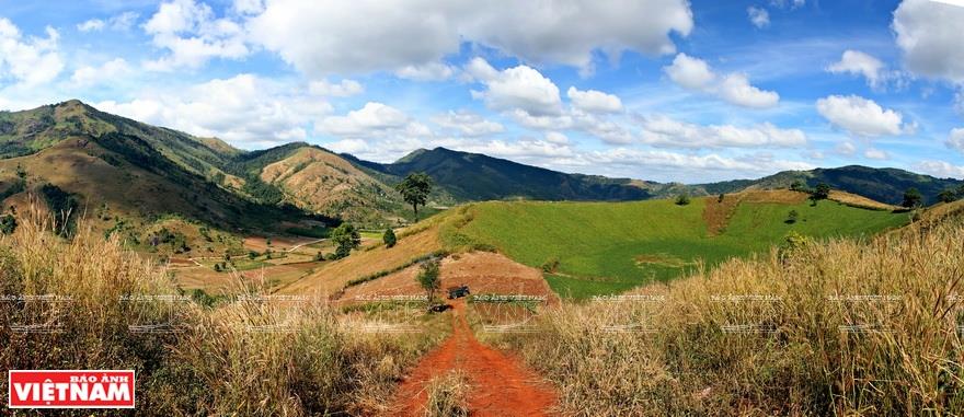 The stunning and peaceful blue sky surrounding the volcano (Photo: VNA)