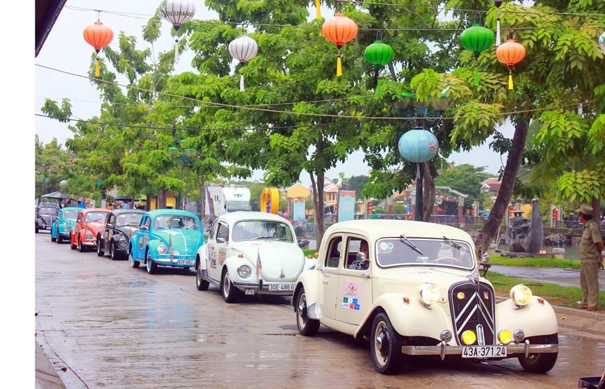 Parade of classic cars in the ancient town of Hoi An (Photo: VNA)