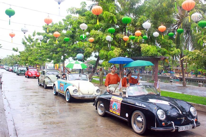 Parade of classic cars in the ancient town of Hoi An (Photo: VNA)