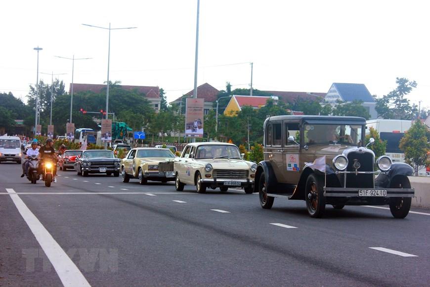 Parade of classic cars in the ancient town of Hoi An (Photo: VNA)