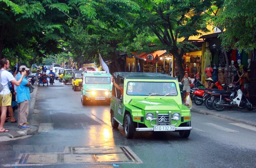 Parade of classic cars in the ancient town of Hoi An (Photo: VNA)
