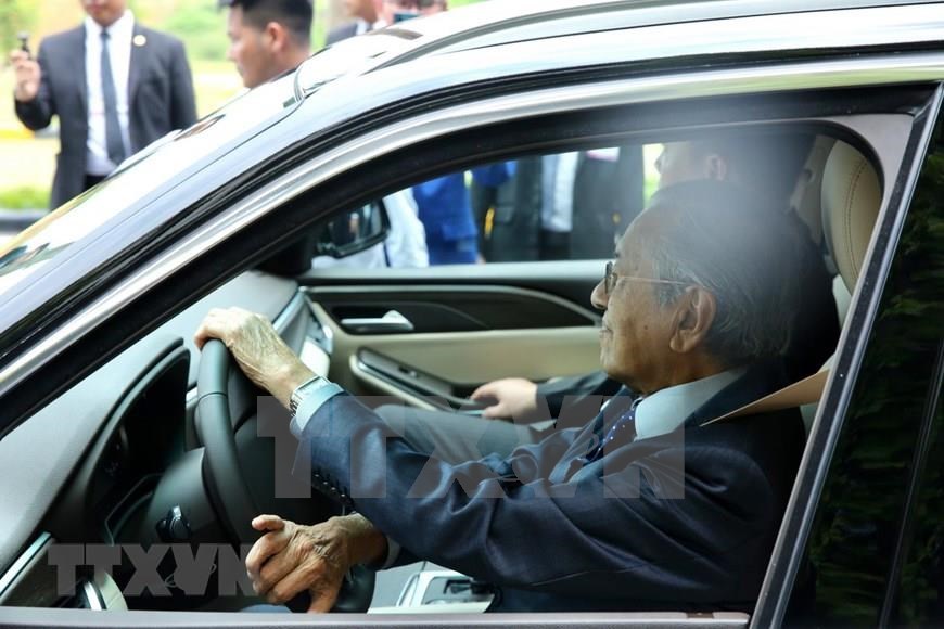 Malaysian Prime Minister Mahathir Mohamad test drives a model of VinFast, a car manufactured by Vietnam (Photo: VNA)