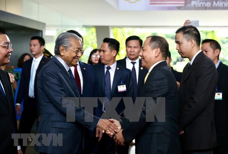 Malaysian Prime Minister Mahathir Mohamad meets Vingroup leaders (Photo: VNA)