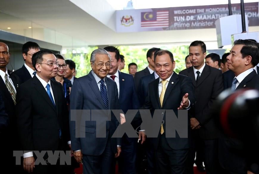 Malaysian Prime Minister Mahathir Mohamad meets Vingroup leaders (Photo: VNA)