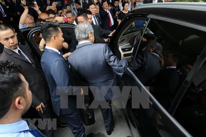 Malaysian Prime Minister Mahathir Mohamad test drives VinFast sports utility vehicle (Photo: VNA)