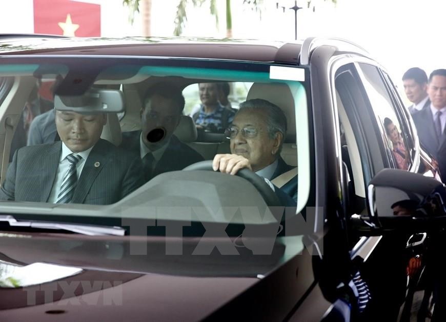 Malaysian Prime Minister Mahathir Mohamad test drives VinFast sports utility vehicle (Photo: VNA)