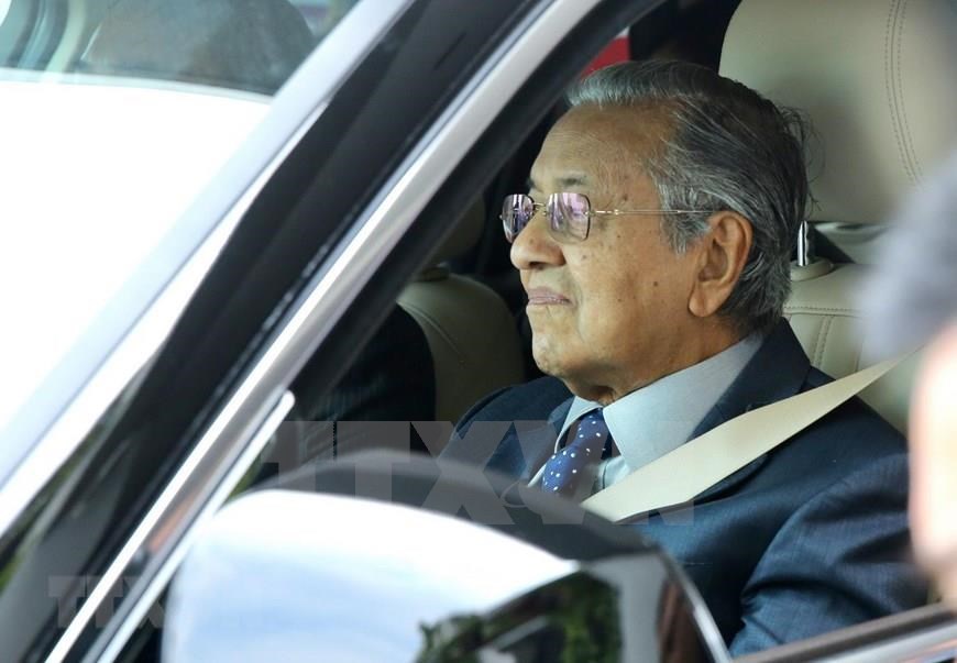 Malaysian Prime Minister Mahathir Mohamad test drives VinFast sports utility vehicle (Photo: VNA)