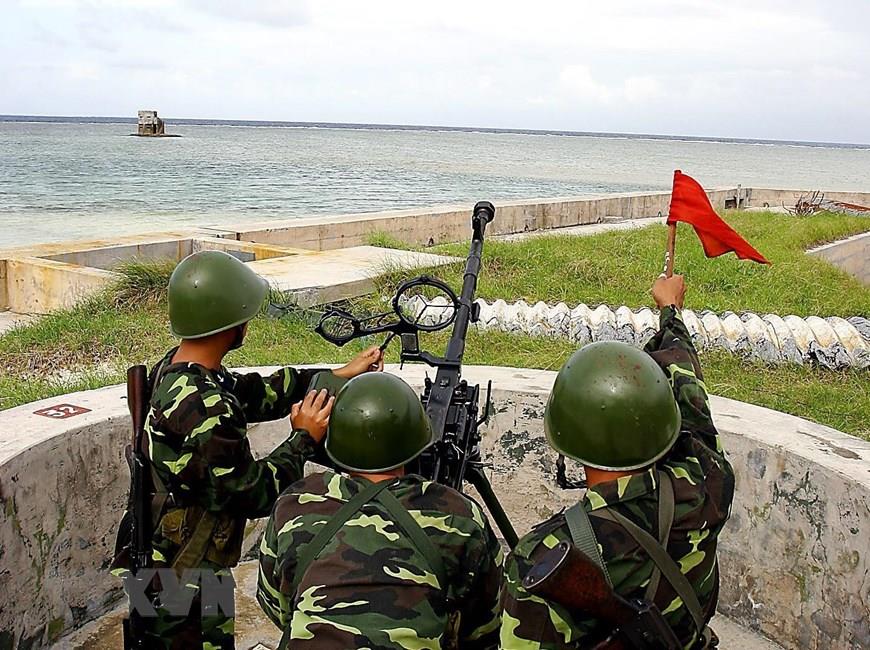 Garrisons on Sinh Ton island practice, ready for combat (Photo: VNA)