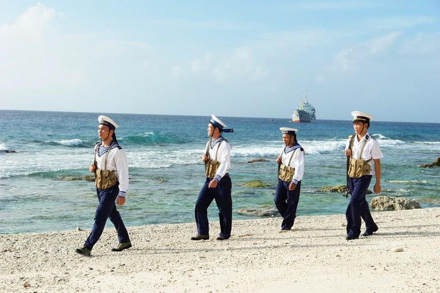 Garrisons on Truong Sa archipelago often heighten their vigilance, conduct patrols day and night to protect nation’s sacred sovereignty over sea and islands (Photo: VNA)