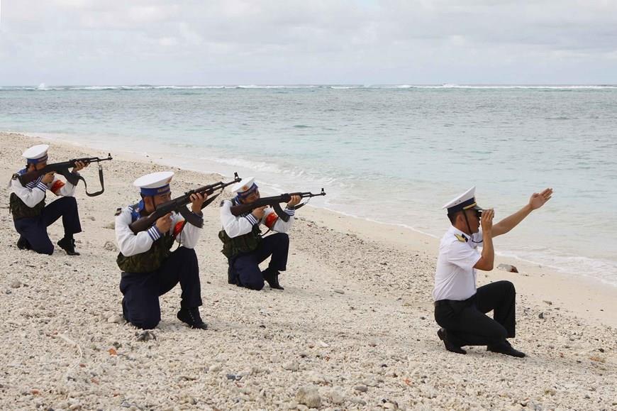 Garrisons on Son Ca island practise shooting (Photo: VNA)