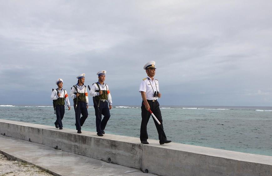 Garrisons on Son Ca island conduct patrol (Photo: VNA)