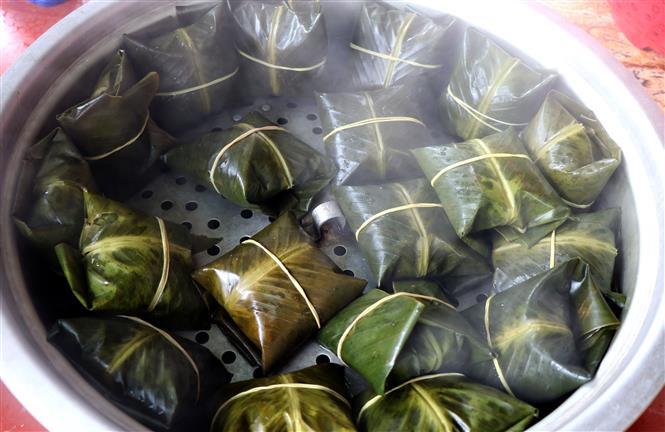 A legend says King Ly Anh Tong (1136 - 1175) was leading his army on the battlefield amidst a brutal war, he received a box holding a nearly decorated cake made by the Queen. The gift touched the king’s heart, so he named it <em>Phu The</em> (husband and wife) to honour the love of every married Vietnamese couple <br />(Photo: VNA)