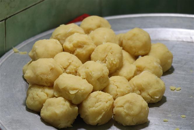 Phu The cake ingredients include sticky rice flour, green beans, dried papayas, coconuts and banana leaves (Photo: VNA)