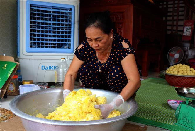 The production of these cakes is an achievement that requires hard work and dedication (Photo: VNA)