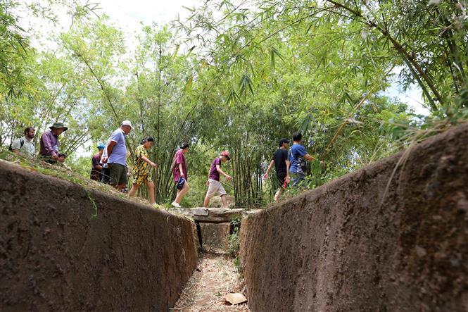 Tourists explore the trench system (Photo: VNA)