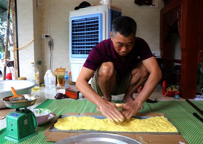 <em>Phu The</em> cake is one of the symbolic specialties of Vietnamese wedding culture (Photo: VNA)