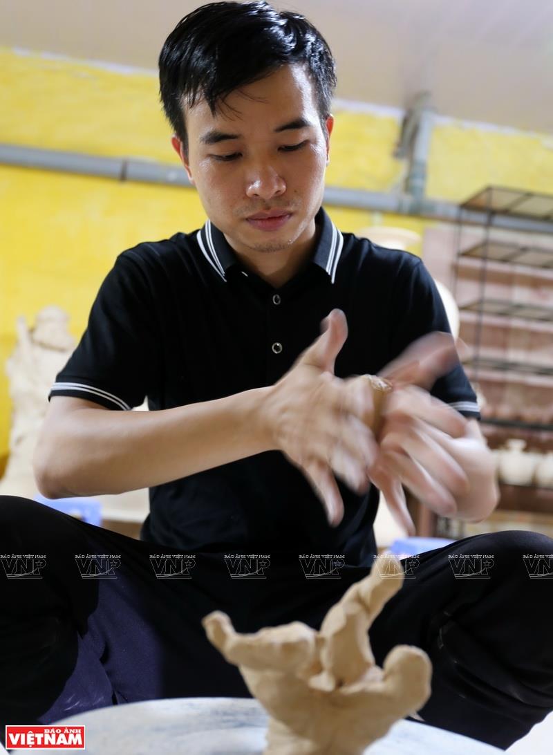 Bui Van Tu, creative director of Group 1102’s exhibition centre, has pursued a new art form which utilizes both light and sculpture (Photo: VNA)