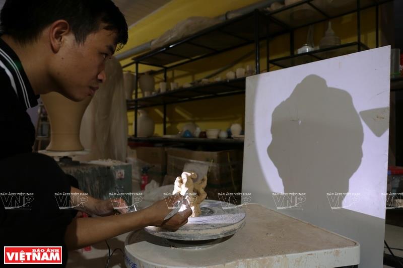 First step in producing a spiritual artwork (Photo: VNA)