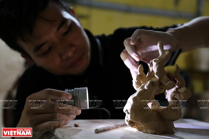 It takes Tu a few months to finish a sculpture (Photo: VNA)