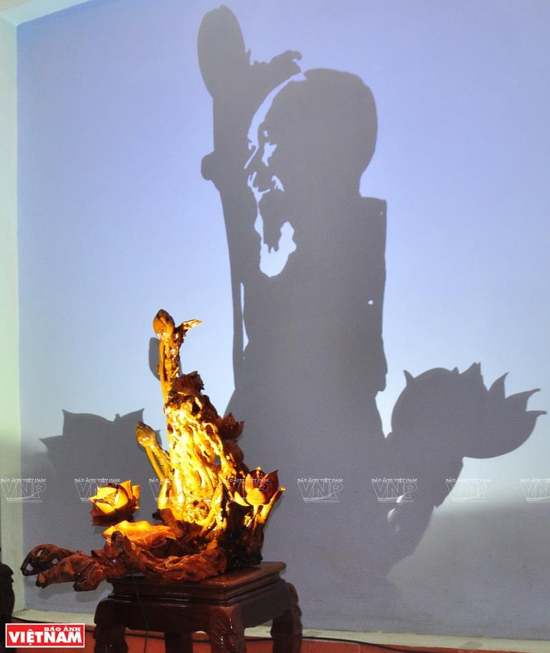 The art form requires artists to have a good visual ability and creativity to breathe life into wooden logs (Photo: VNA)