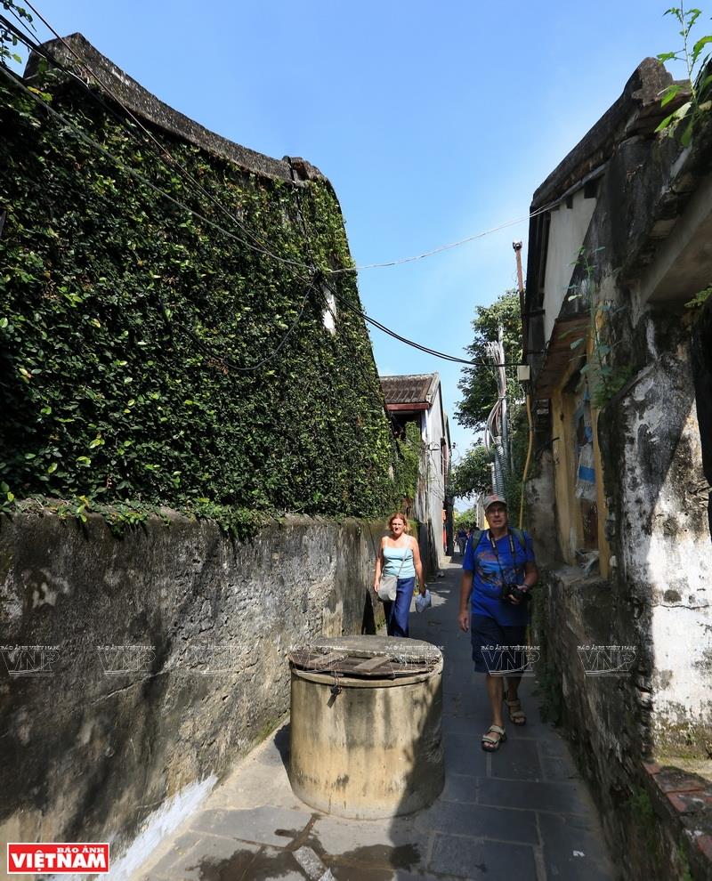 Small alleyways fascinate foreign tourists (Photo: VNA)