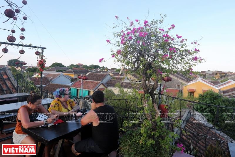 There are many restaurants that help visitors enjoy the view of Hoi An's ancient beauty (Photo: VNA)