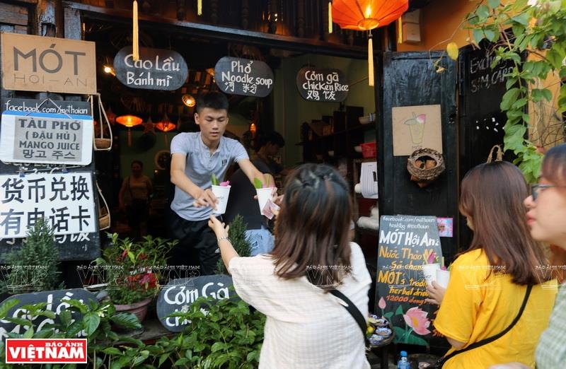 Hoi An also captivates visitors with its special food (Photo: VNA)