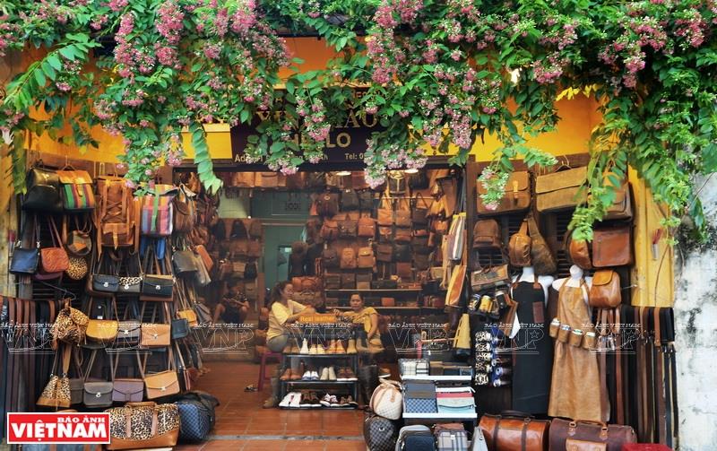 In recent years, Hoi An locals have developed craft making leather products, which is very popular among tourists (Photo: VNA)