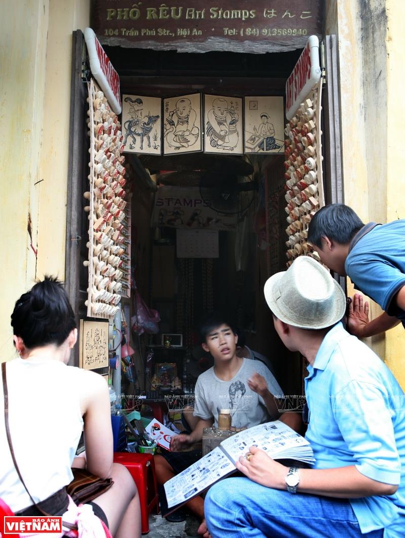 Seal sculpting shop in the centre of Hoi An ancient town (Photo: VNA)