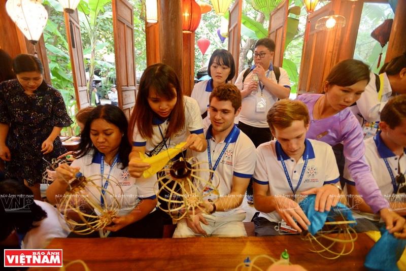 International visitors experience how to make Hoi An traditional lanterns (Photo: VNA)
