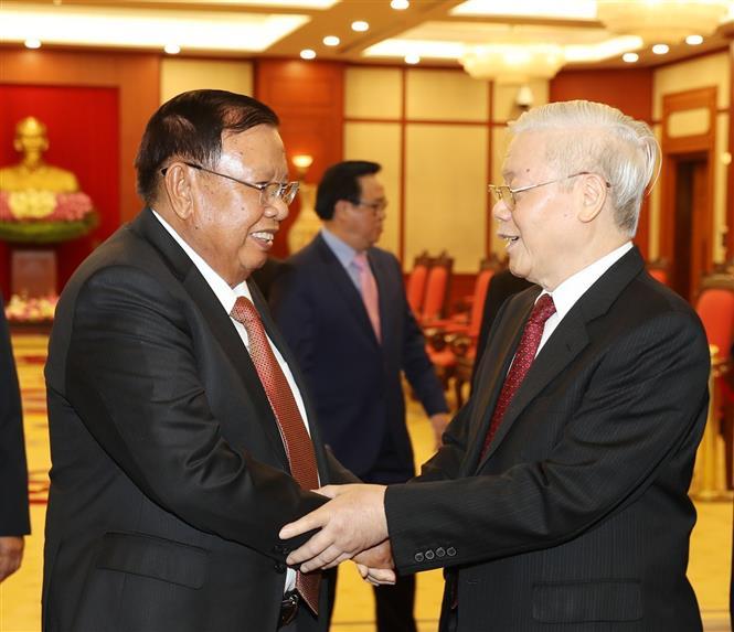 Party General Secretary and President Nguyen Phu Trong meets Lao Party General Secretary and President Bounnhang Vorachit who is visiting Vietnam, Hanoi, August 9, 2019 (Photo: VNA) 